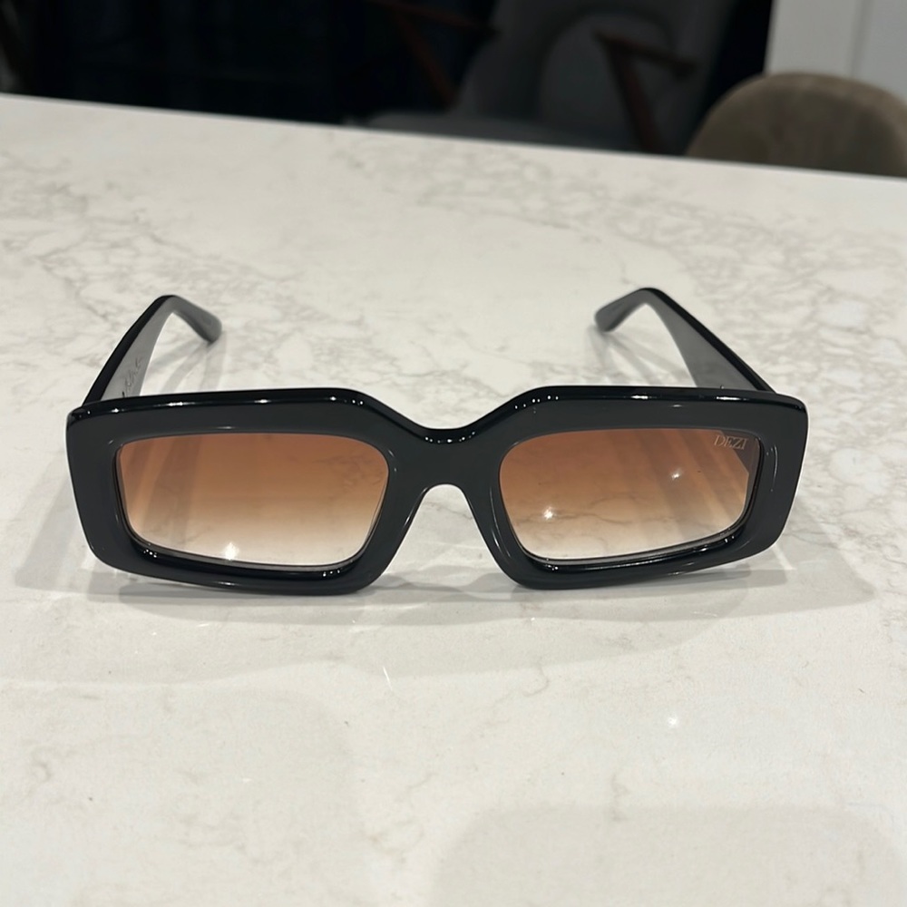 Dezi Read the room black/ brown gradient sunglasses.